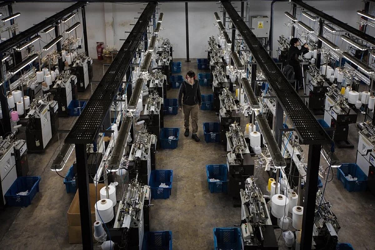 Textile production floor with rows of weaving machines